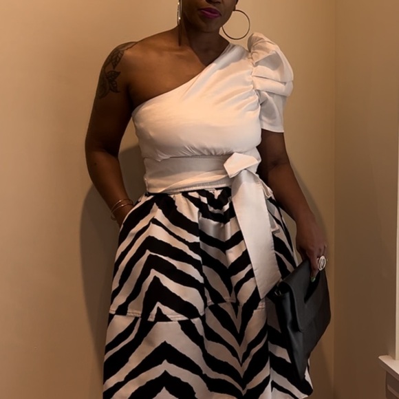 One Shoulder Cropped Top With Puffy Sleeve - Picture 7 of 7